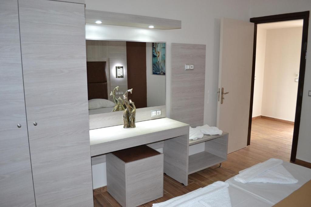 Karavos Hotel Apartments Archangelos  Eksteriør billede